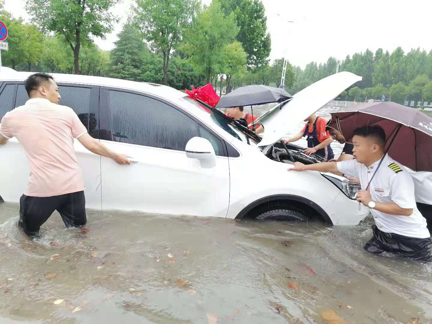 風(fēng)里雨里幸好有你！致敬美盛物業(yè)抗洪搶險一線的小伙伴